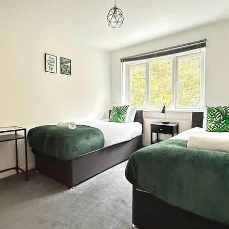 Ferienhaus Cheerful 5-bedroom With Free Parking Bristol