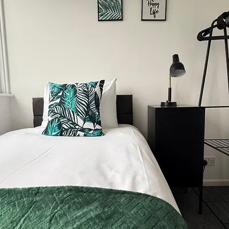 Holiday home Cheerful 5-bedroom With Free Parking