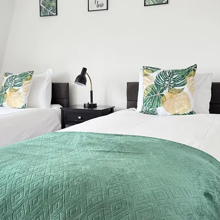 Cheerful 5-bedroom With Free Parking Holiday home *