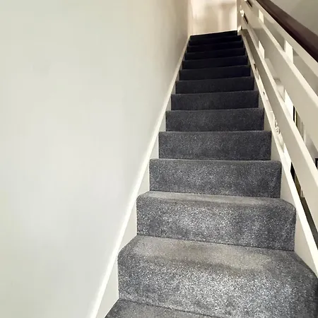 Cheerful 5-bedroom With Free Parking Holiday home Bristol