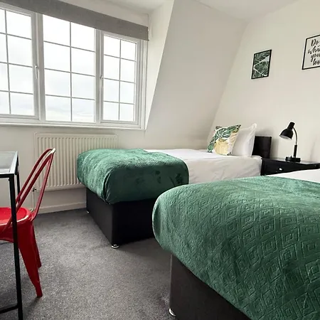 Holiday home Cheerful 5-bedroom With Free Parking Bristol