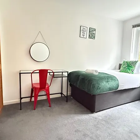 Cheerful 5-bedroom With Free Parking *