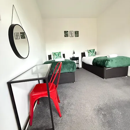 Cheerful 5-bedroom With Free Parking Holiday home