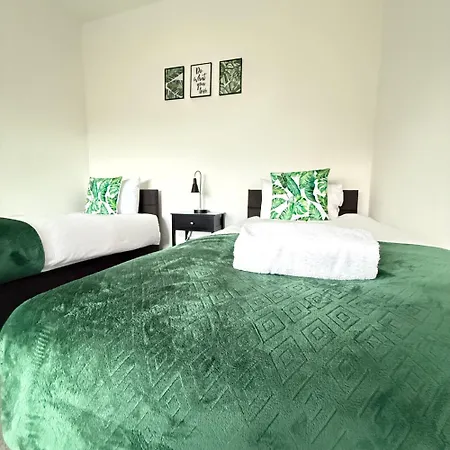 Holiday home Cheerful 5-bedroom With Free Parking