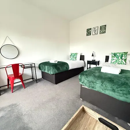 Cheerful 5-bedroom With Free Parking Holiday home *