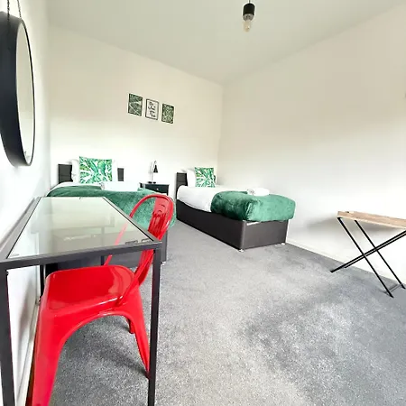 Holiday home Cheerful 5-bedroom With Free Parking *