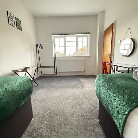 Holiday home Cheerful 5-bedroom With Free Parking Bristol