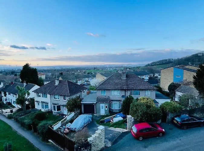 Feriehus Cheerful 5-bedroom With Free Parking *