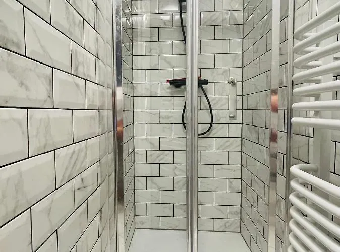 Feriehus Cheerful 5-bedroom With Free Parking