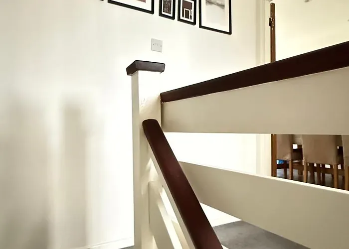 Cheerful 5-bedroom With Free Parking Feriehus