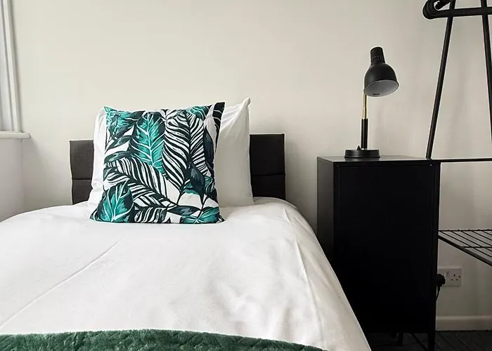 Feriehus Cheerful 5-bedroom With Free Parking