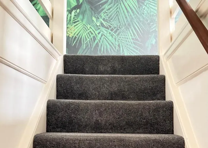 Feriehus Cheerful 5-bedroom With Free Parking *