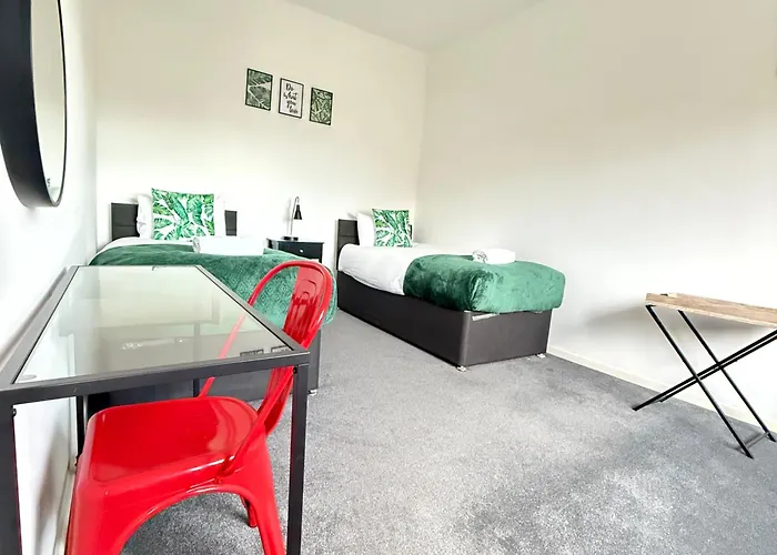 Feriehus Cheerful 5-bedroom With Free Parking *