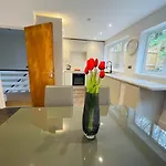 Cheerful 5-bedroom With Free Parking *