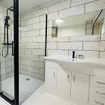 펜션 Cheerful 5-bedroom With Free Parking 브리스틀