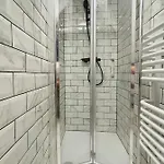 펜션 Cheerful 5-bedroom With Free Parking