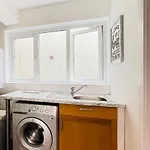 펜션 Cheerful 5-bedroom With Free Parking *