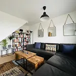 Cheerful 5-bedroom With Free Parking *