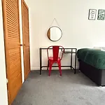 Cheerful 5-bedroom With Free Parking