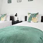 Cheerful 5-bedroom With Free Parking 펜션 *