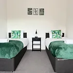 Cheerful 5-bedroom With Free Parking