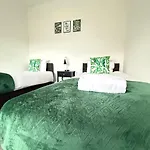 펜션 Cheerful 5-bedroom With Free Parking