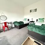 Cheerful 5-bedroom With Free Parking 펜션 *