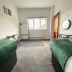 펜션 Cheerful 5-bedroom With Free Parking 브리스틀