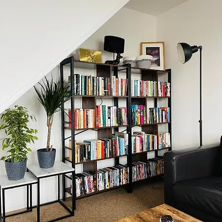 Cheerful 5-bedroom With Free Parking *