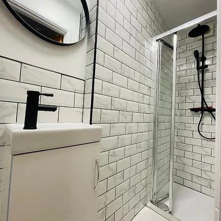 Cheerful 5-bedroom With Free Parking Бристоль