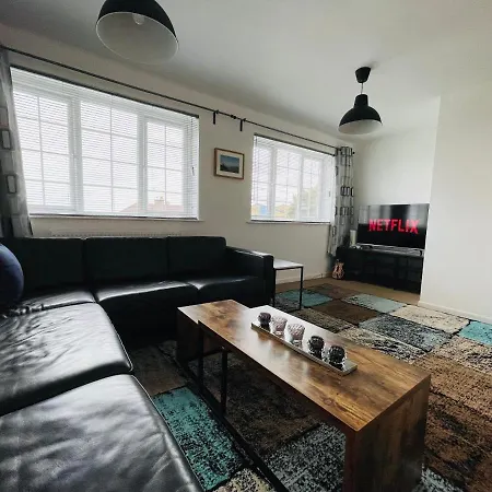 Cheerful 5-bedroom With Free Parking Σπίτι διακοπών *