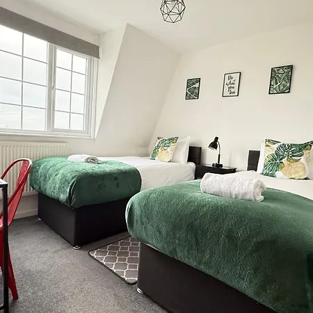 Cheerful 5-bedroom With Free Parking *