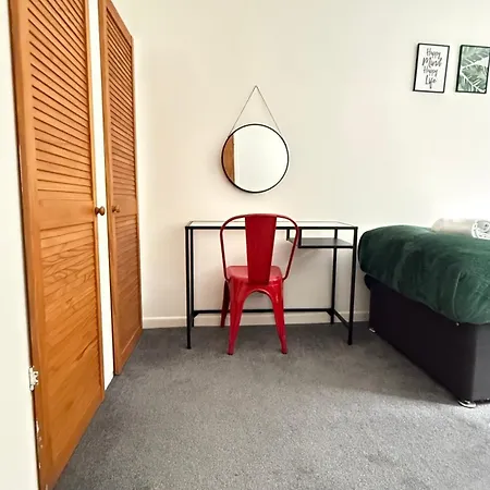 Cheerful 5-bedroom With Free Parking