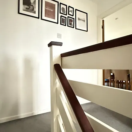 Cheerful 5-bedroom With Free Parking Будинок відпочинку