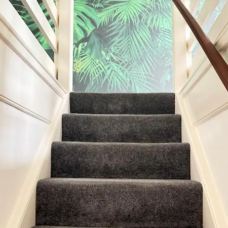 Будинок відпочинку Cheerful 5-bedroom With Free Parking *