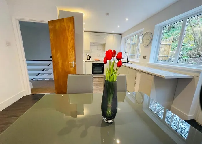 Cheerful 5-bedroom With Free Parking *