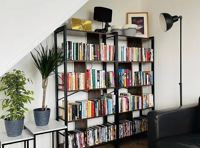 Cheerful 5-bedroom With Free Parking *