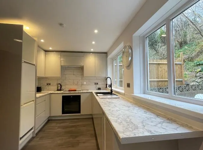 بيت للعطل Cheerful 5-bedroom With Free Parking