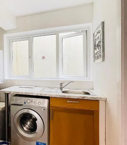 بيت للعطل Cheerful 5-bedroom With Free Parking *