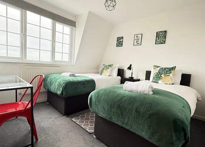 Cheerful 5-bedroom With Free Parking *