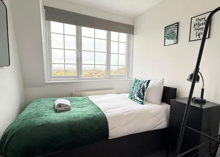 Cheerful 5-bedroom With Free Parking Bristol
