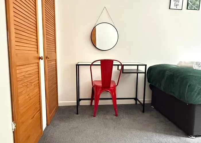 Cheerful 5-bedroom With Free Parking