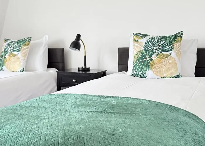 Cheerful 5-bedroom With Free Parking بيت للعطل *