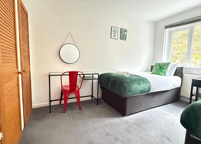 Cheerful 5-bedroom With Free Parking *